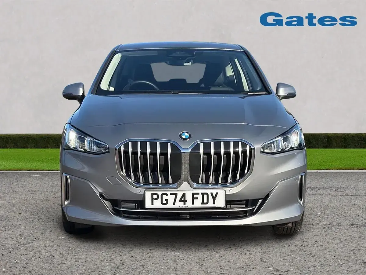 Begagnad BMW 220 Luxury Line 2024 Grå Halvkombi