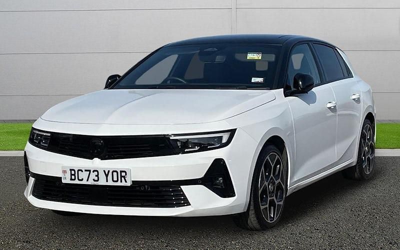 Used Vauxhall Astra Ultimate 131 HP (96 kW) 2024 White Hatchback
