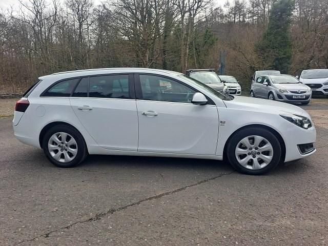 Used Vauxhall Insignia SRi 140 HP (102 kW) 2015 White Estate