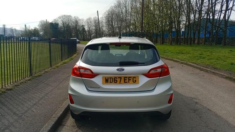 Usado Ford Fiesta Zetec 100 HP (73 kW) 2018 Prateado Citadino