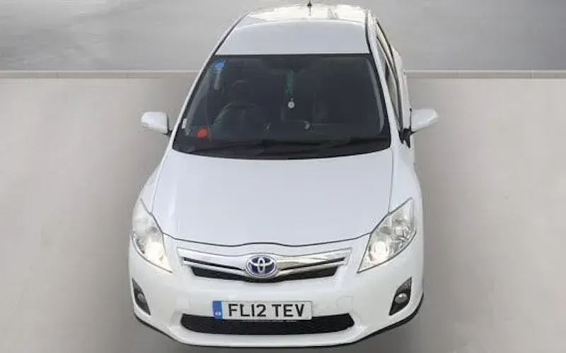 Used Toyota Auris Hybrid 136 HP (100 kW) 2012 White Hatchback