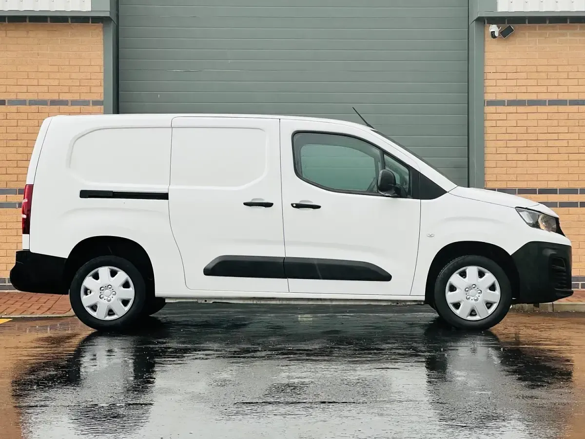 Used Peugeot Partner 131 HP (96 kW) 2021 White MPV