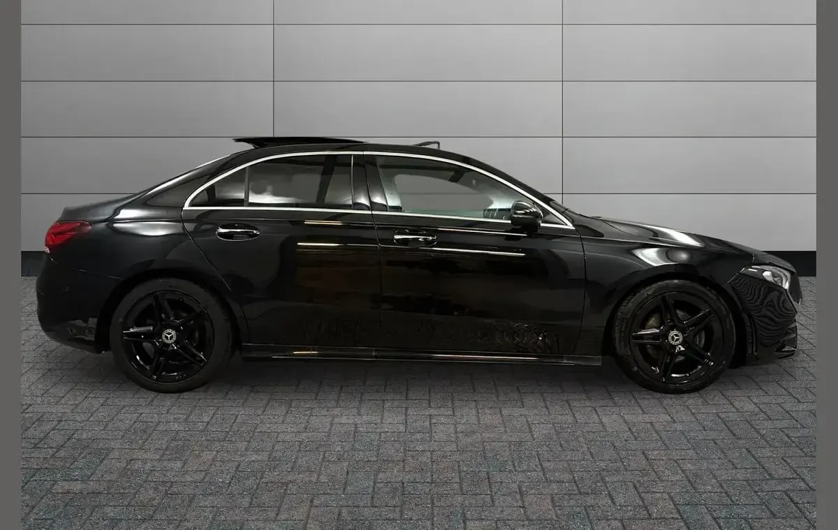 Second-hand Mercedes A200 AMG Line Premium Plus 150 CP (110 kW) 2021 Negru Berlinǎ