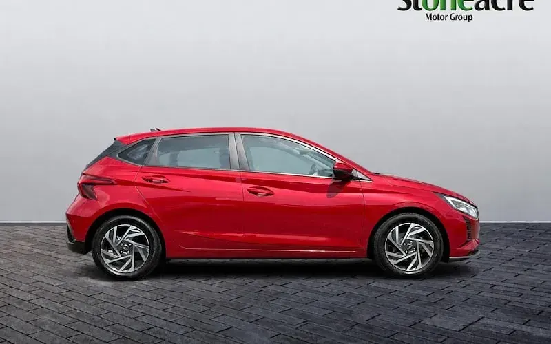 Used Hyundai i20 Advanced 101 HP (74 kW) 2024 Red Hatchback