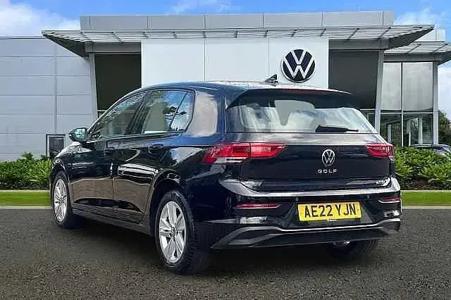 Usado VW Golf VIII Life 110 HP (80 kW) 2022 Preto Citadino