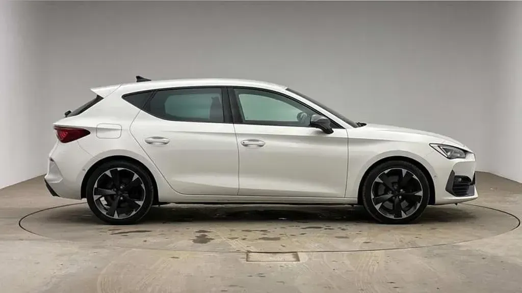 Used Cupra Leon VZ1 245 HP (180 kW) 2023 White Hatchback