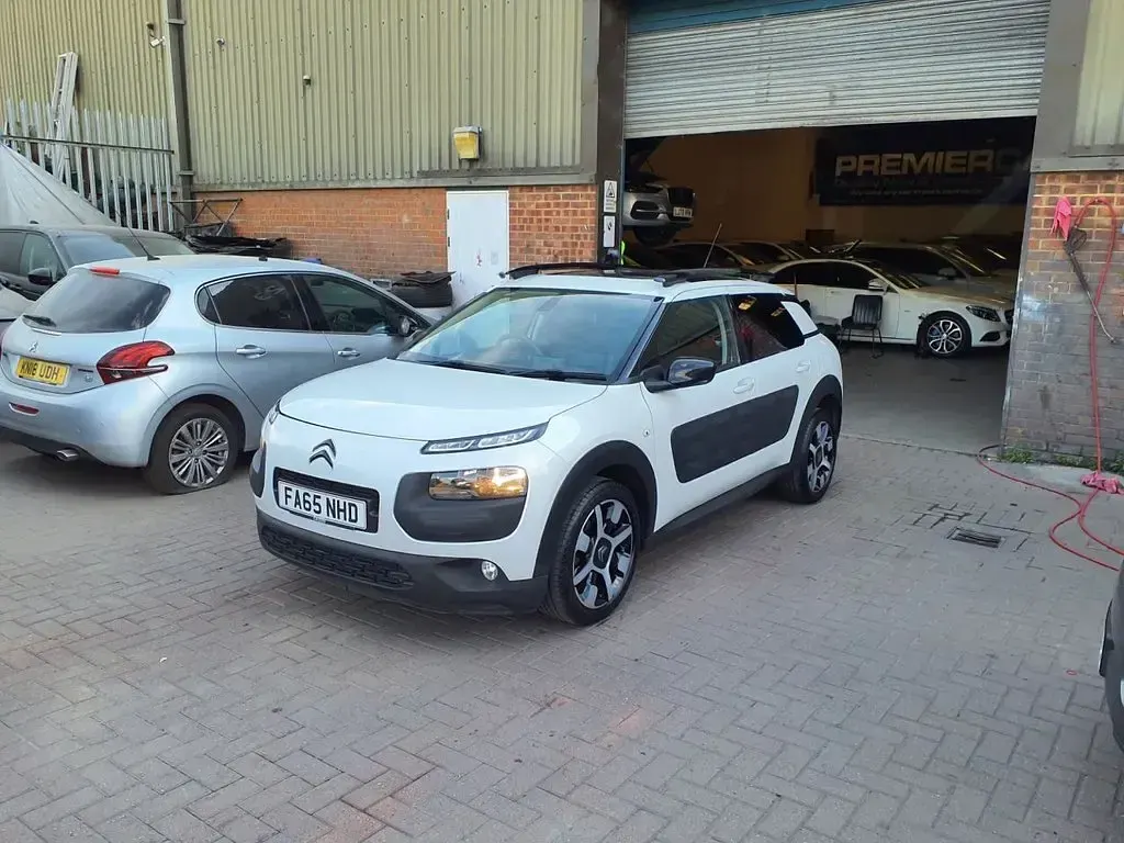 Used Citroën C4 Cactus Flair 110 HP (80 kW) 2016 White Hatchback