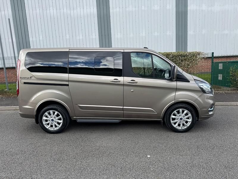Usado Ford Tourneo Titanium 130 CV (95 kW) 2022 Plateado Monovolumen