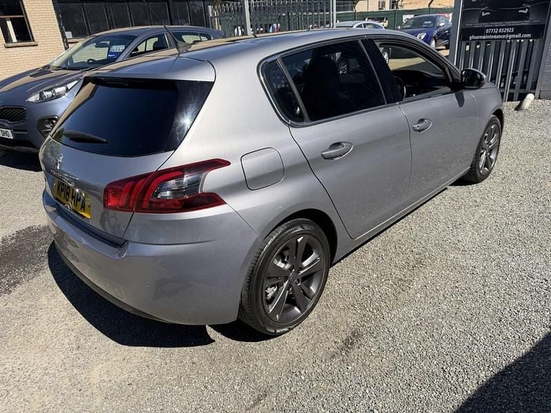 Usado Peugeot 308 Allure 130 HP (95 kW) 2018 Cinzento Citadino