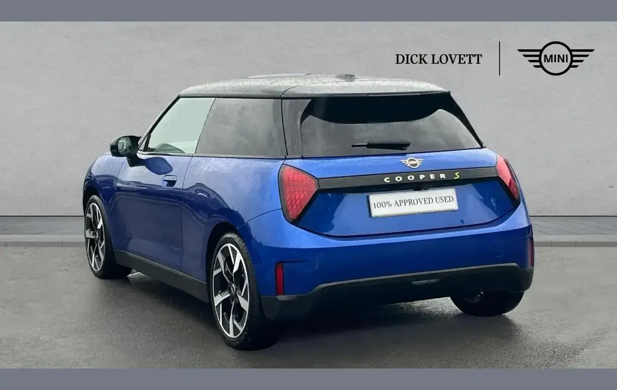 Begagnad Mini Cooper Exclusive 160 kW (218 HK) 2024 Blå Halvkombi