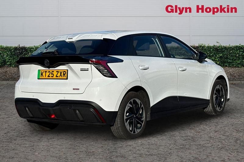 Used MG MG4 EV SE 2025 White Hatchback