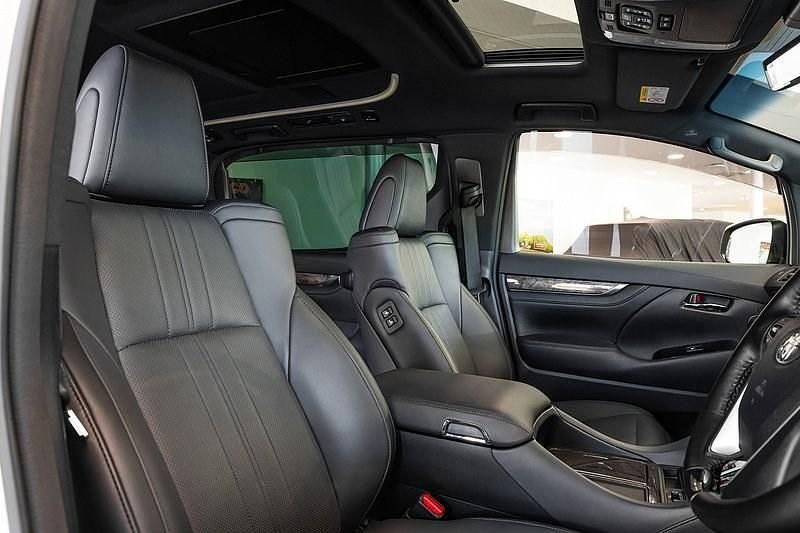 Used Toyota Alphard Executive 300 HP (220 kW) 2023 White MPV
