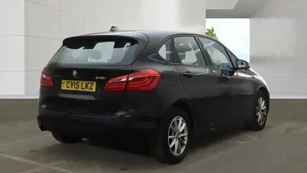 Begagnad BMW 218 2015 Svart Halvkombi