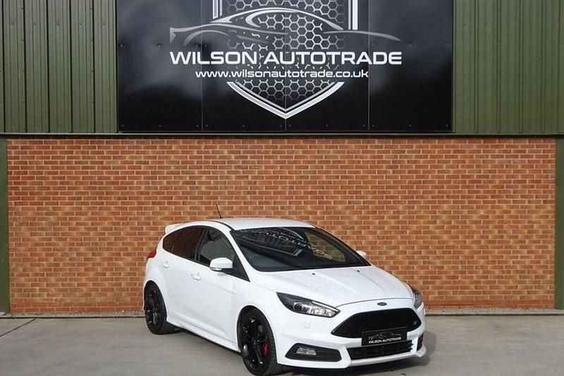 Used Ford Focus ST 250 HP (183 kW) 2018 White Hatchback