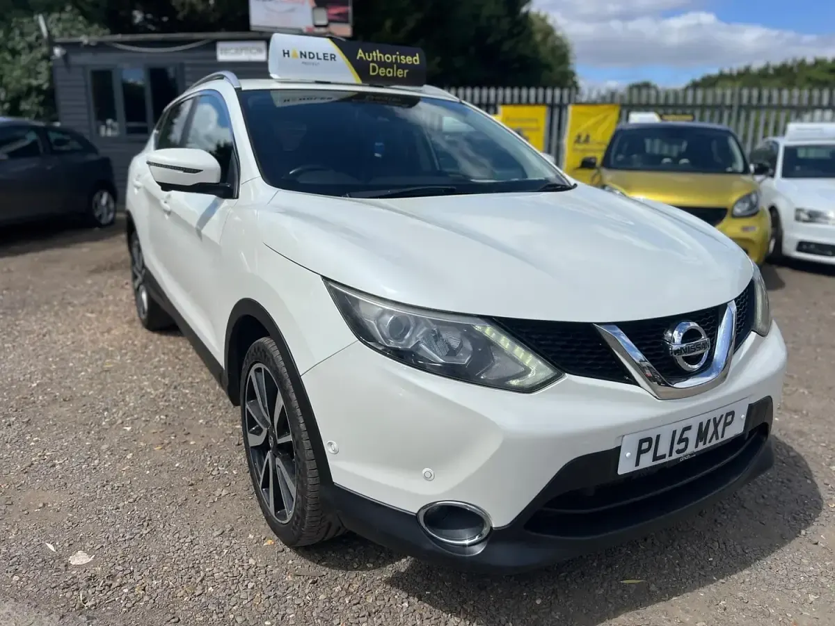 Used Nissan Qashqai Tekna 115 HP (84 kW) 2015 White SUV