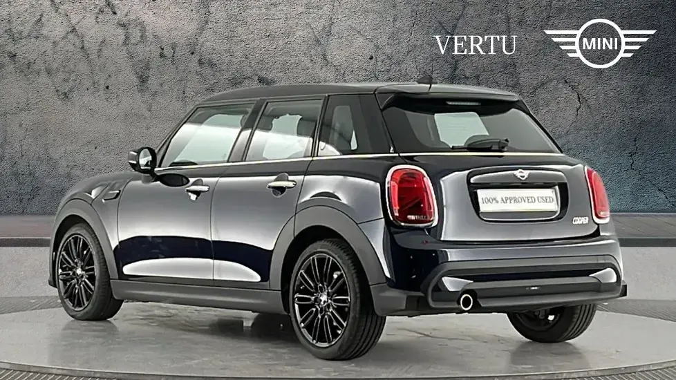Usado Mini Cooper Exclusive 136 CV (100 kW) 2024 Negro Utilitario