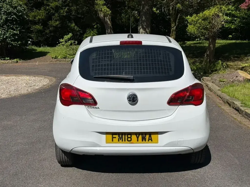 Used Vauxhall Corsa S 95 HP (69 kW) 2018 White Hatchback
