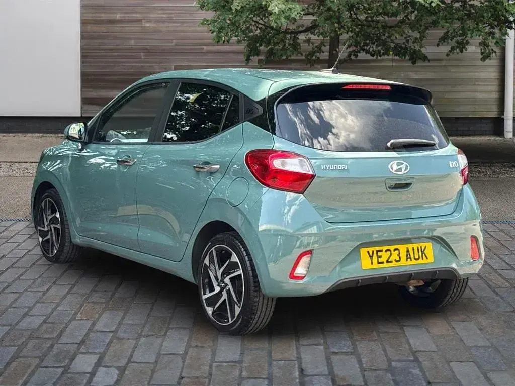 Used Hyundai i10 Premium 67 HP (49 kW) 2023 Green Hatchback