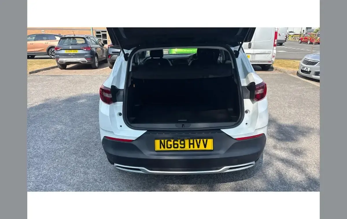 Used Vauxhall Grandland X SRi 130 HP (95 kW) 2020 White SUV