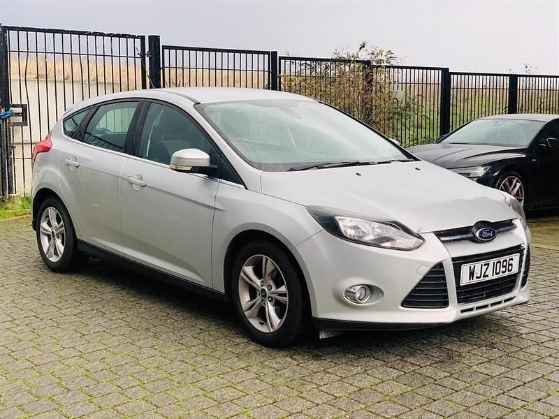 Used Ford Focus Zetec 125 HP (91 kW) 2014 Silver Hatchback