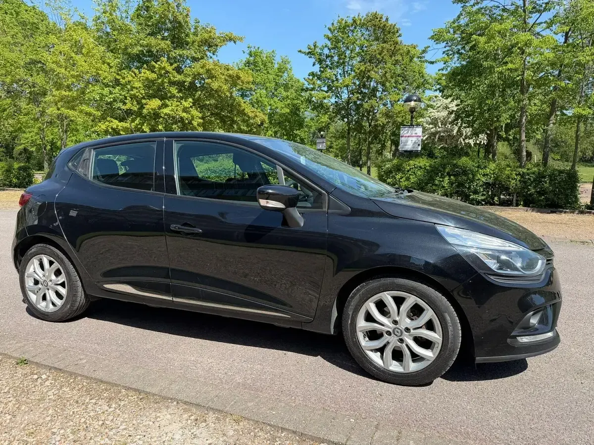 Used Renault Clio Dynamique 75 HP (55 kW) 2017 Black Hatchback