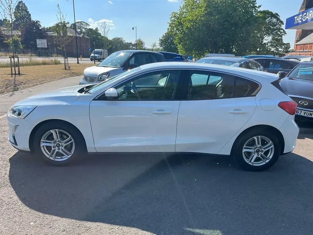 Used Ford Focus Zetec 120 HP (88 kW) 2018 White Hatchback
