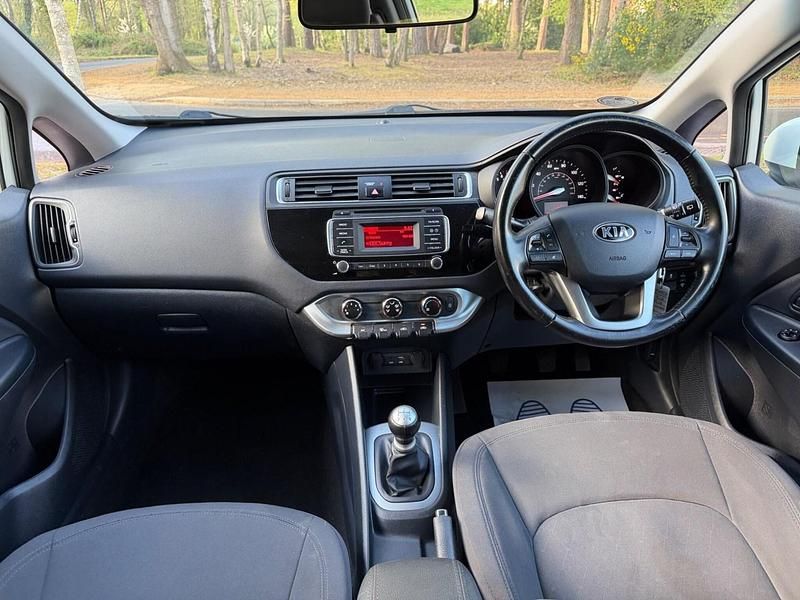 Begagnad Kia Rio 2015 Vit Halvkombi