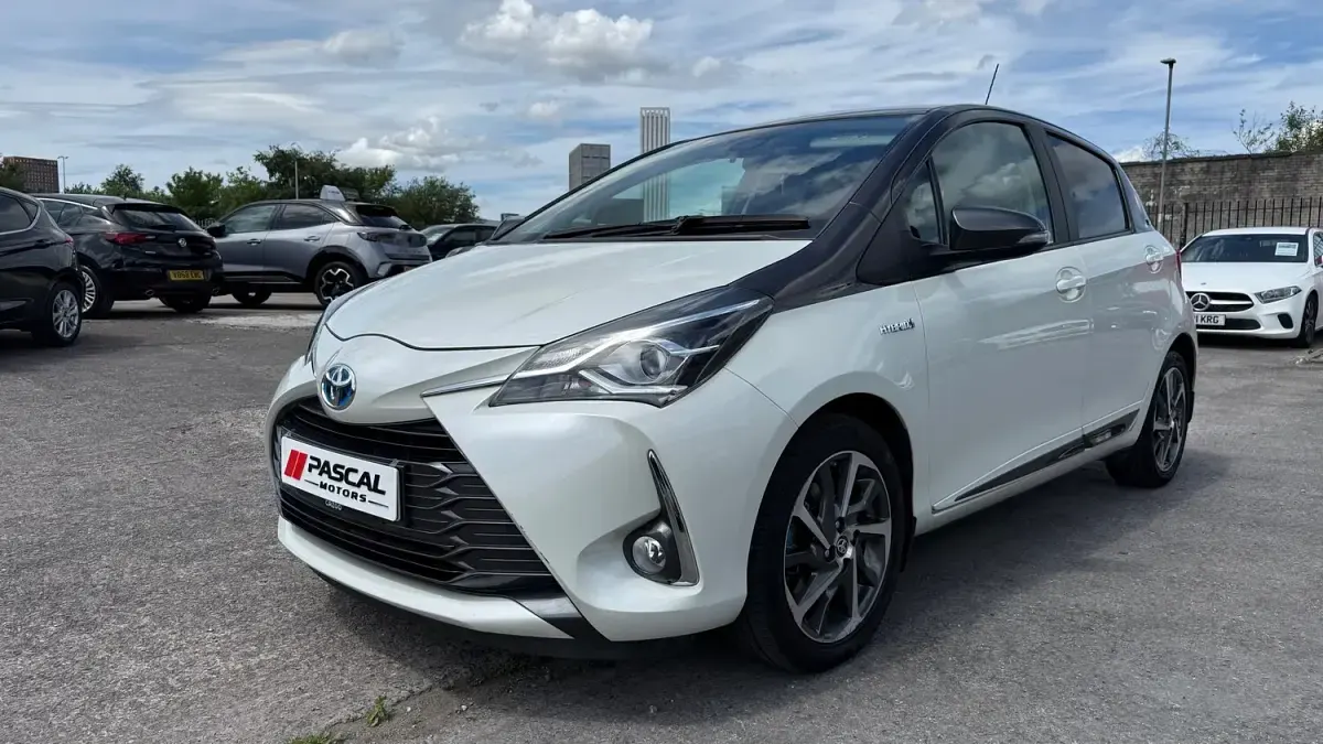Used Toyota Yaris Hybrid 2019 White/black Hatchback