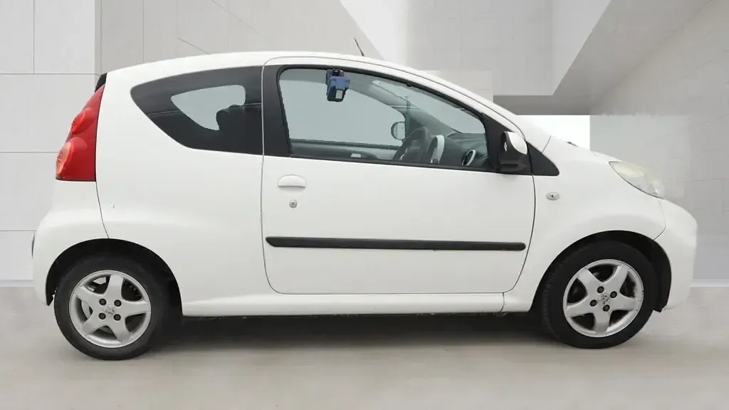 Used Peugeot 107 Sportium 68 HP (50 kW) 2011 White Hatchback