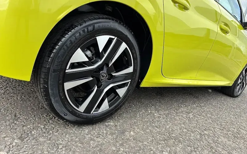 Used Peugeot 208 Allure 101 HP (74 kW) 2024 Yellow Hatchback