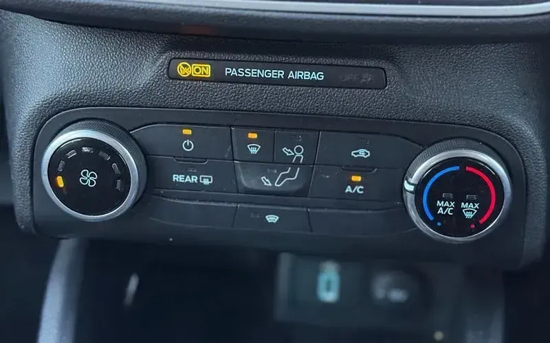 Used Ford Focus Zetec 95 HP (69 kW) 2019 Silver Estate