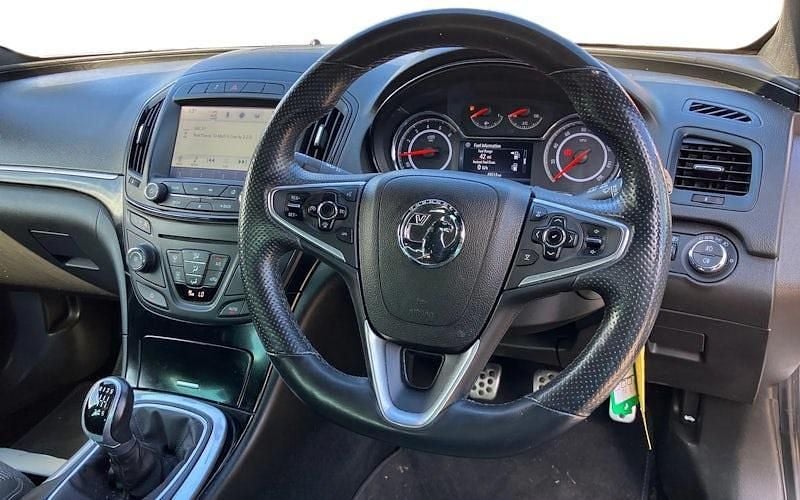 Used Vauxhall Insignia SRi 136 HP (100 kW) 2016 White Hatchback