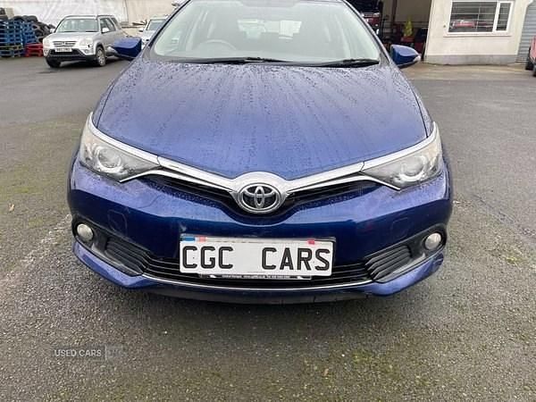 Used Toyota Auris 112 HP (82 kW) 2017 Blue Hatchback
