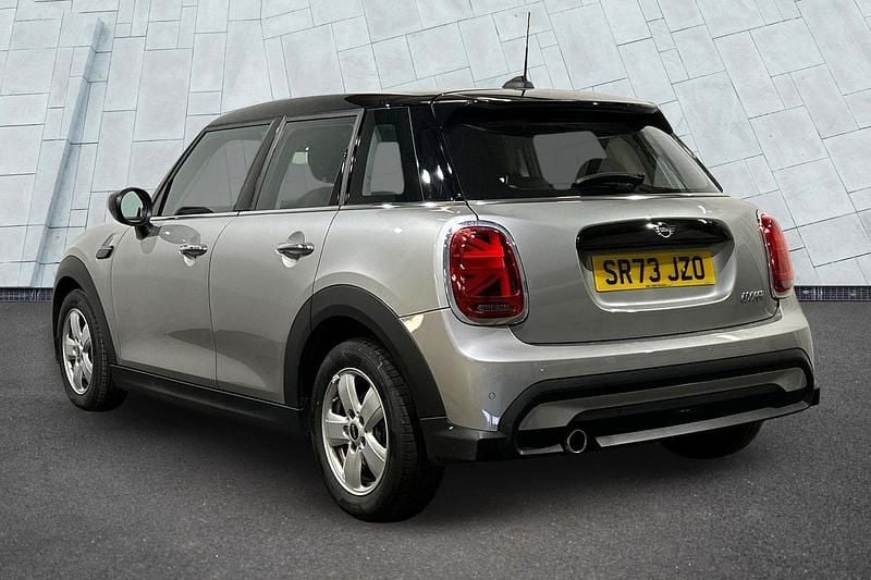 Usado Mini Cooper Classic 134 CV (98 kW) 2023 Plateado Utilitario
