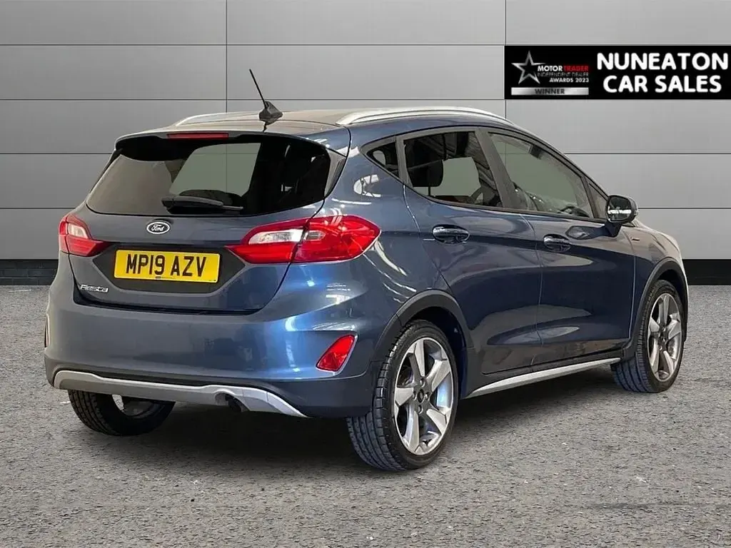 Usado Ford Fiesta Active 100 CV (73 kW) 2019 Azul Utilitario
