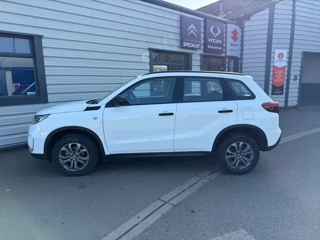 Käytetty Suzuki Vitara 129 HP (94 kW) 2023 Valkoinen Katumaasturi