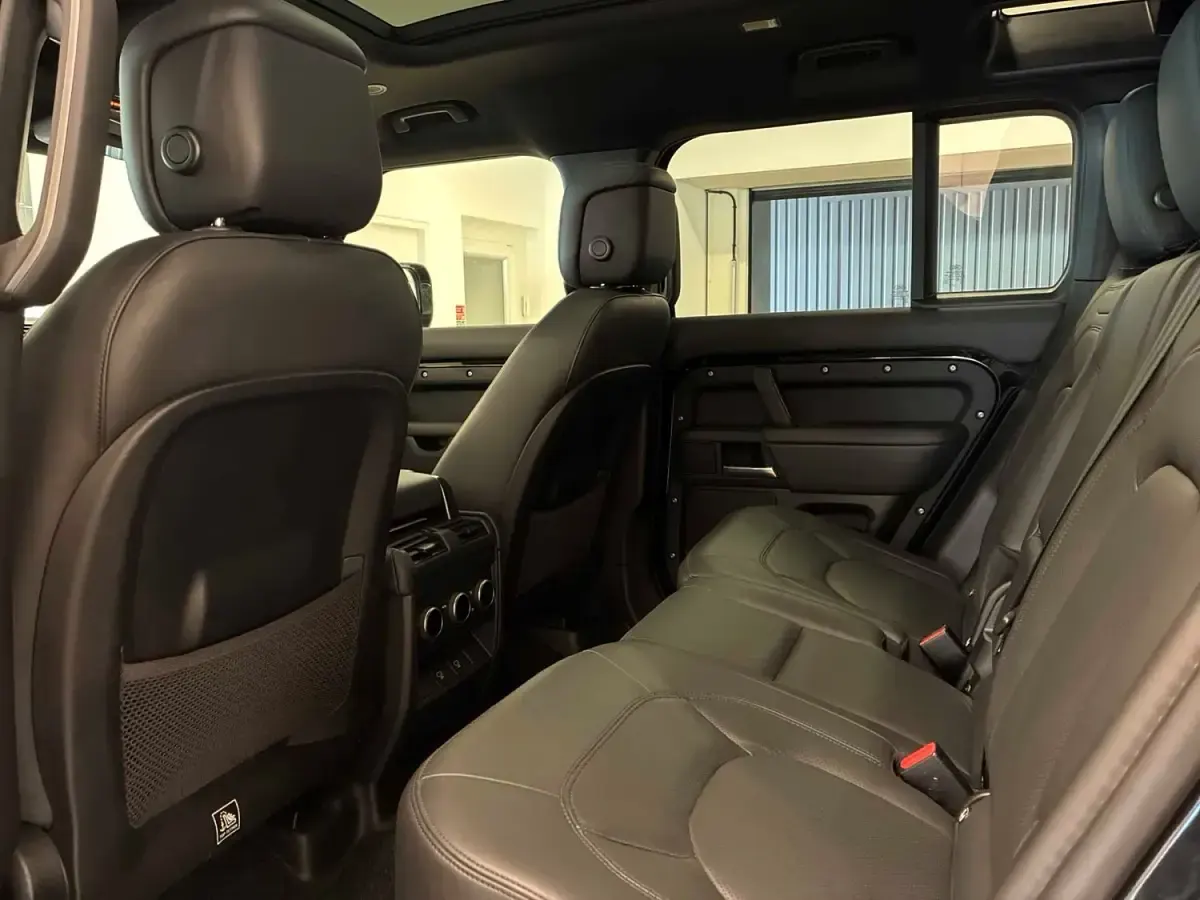 Second-hand Land Rover Defender HSE Dynamic 2024 Negru SUV
