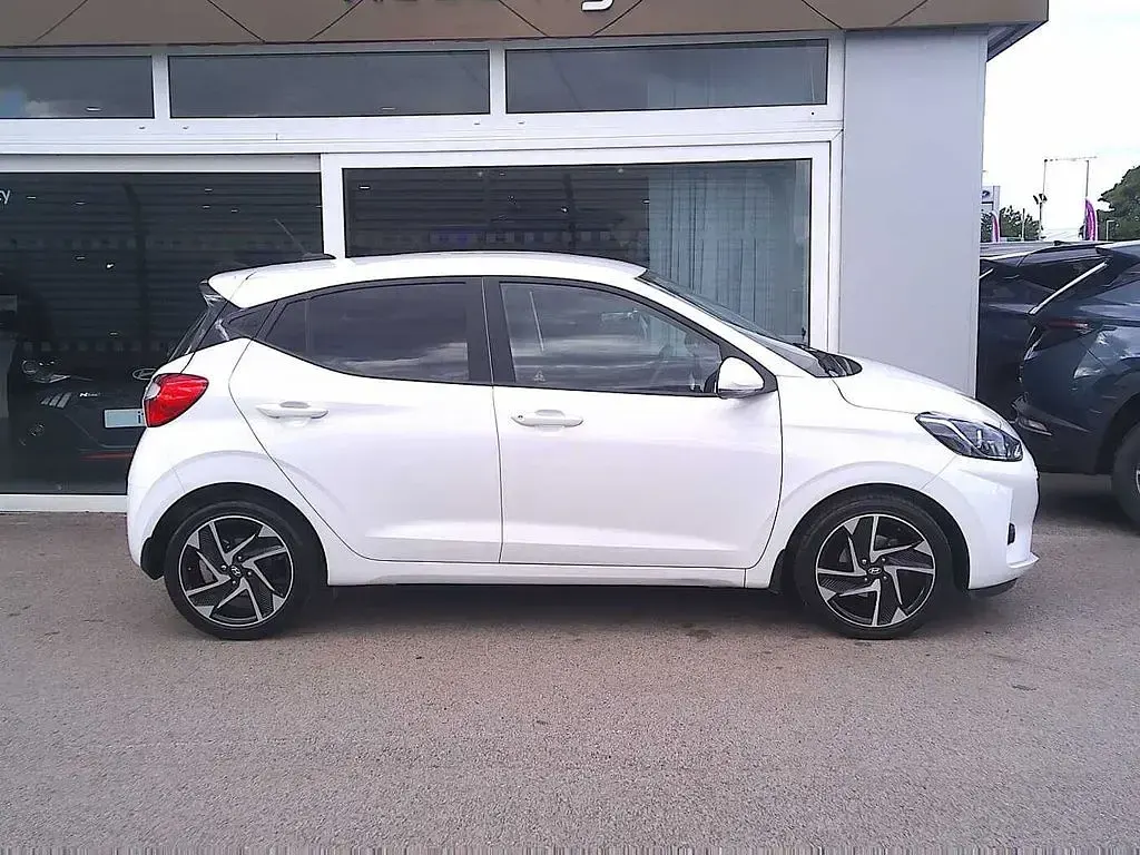 Used Hyundai i10 Premium 2022 Polar white Hatchback