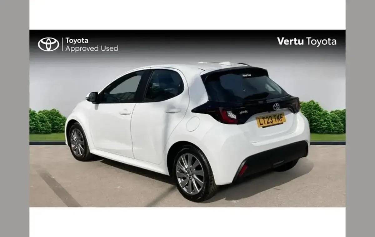 Used Toyota Yaris 116 HP (85 kW) 2023 White Hatchback