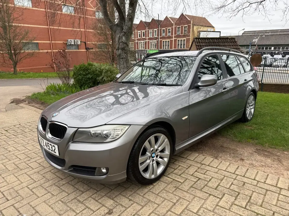 Begagnad BMW 318 2010 Grå Kombi