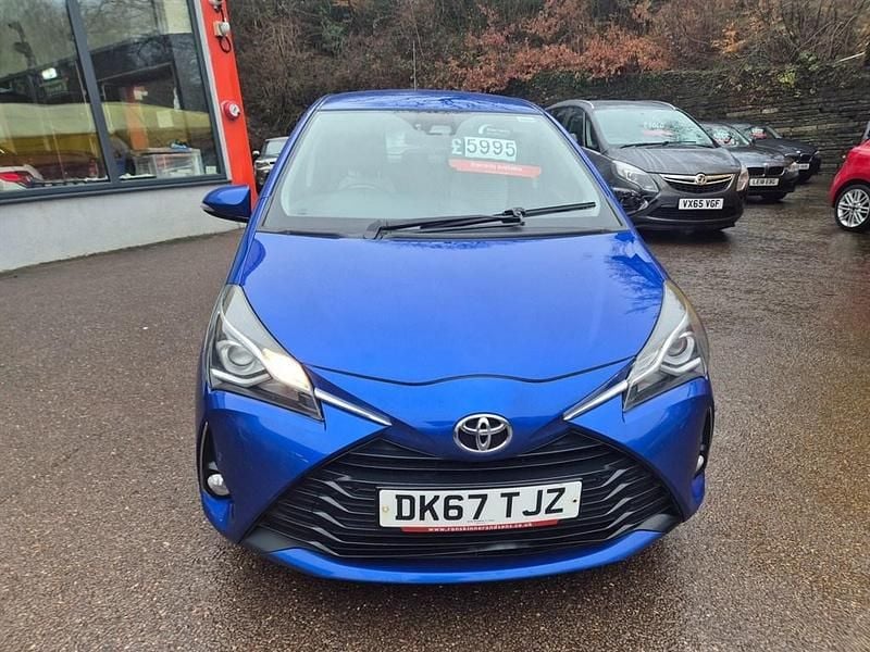 Used Toyota Yaris 69 HP (50 kW) 2017 Blue Hatchback