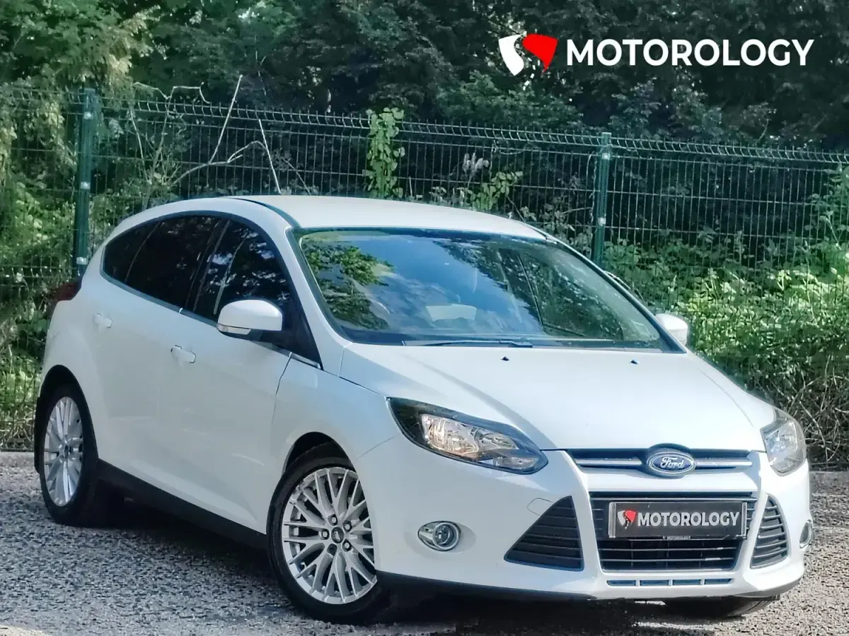 Begagnad Ford Focus Zetec 115 HK (84 kW) 2012 Vit Halvkombi
