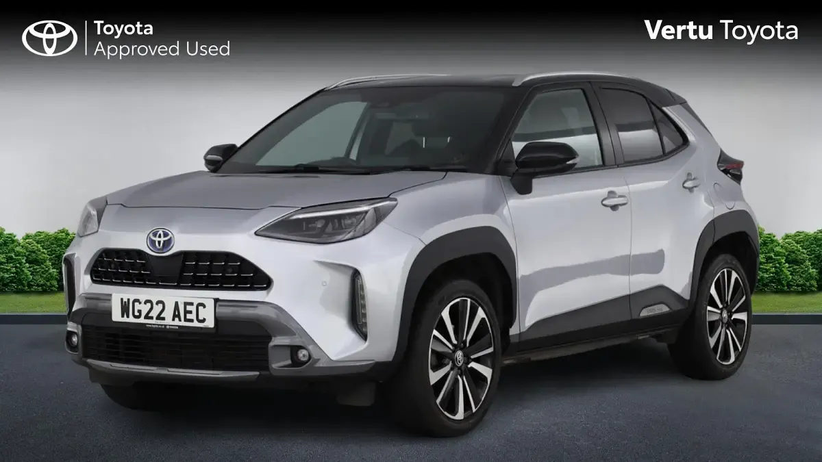 Used Toyota Yaris Hybrid Edition 116 HP (85 kW) 2022 Silver metallic bitone (metallic paint) Estate