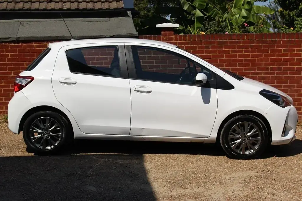 Used Toyota Yaris 111 HP (81 kW) 2019 White Hatchback
