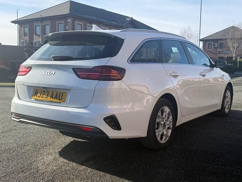Used Kia Ceed 2023 White Hatchback