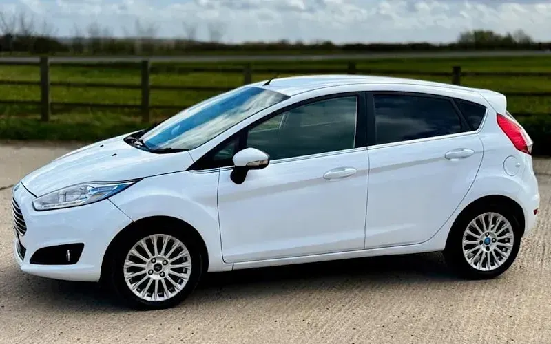 Used Ford Fiesta Titanium 101 HP (74 kW) 2015 White Hatchback