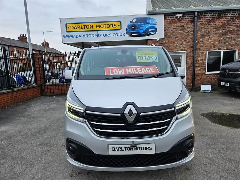Używany Renault Trafic 2021 Srebrny