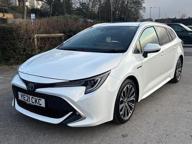 Used Toyota Corolla 122 HP (89 kW) 2021 White Estate