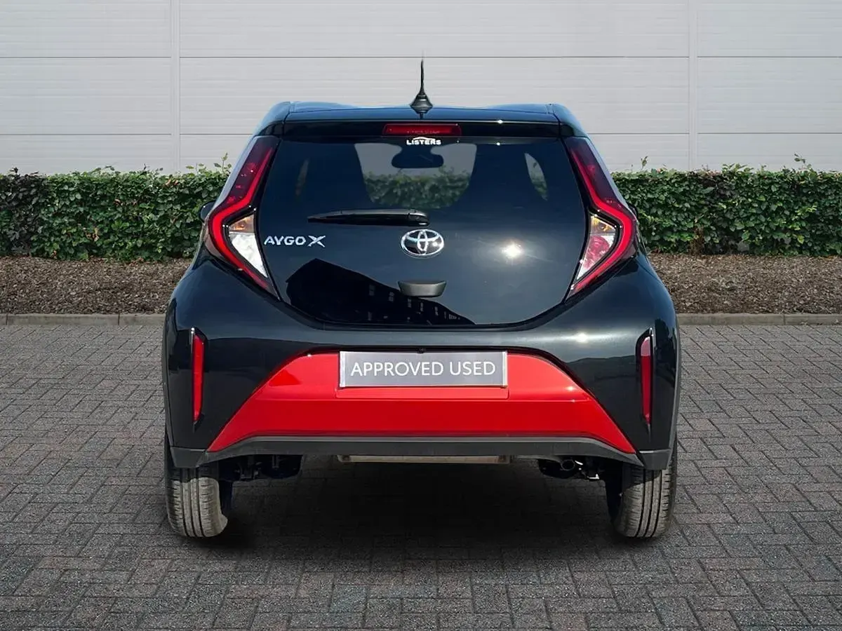 Used Toyota Aygo X 72 HP (52 kW) 2025 Red SUV