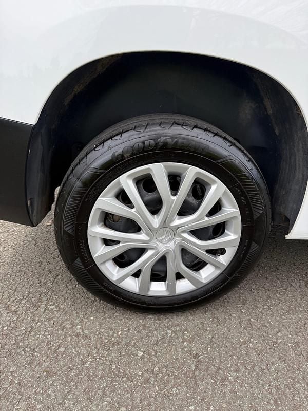 Używany Citroën Berlingo 100 KM (73 kW) 2022 Biały Minivan